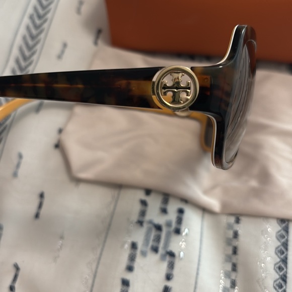 TORY BURCH Sunglasses - Picture 2 of 7